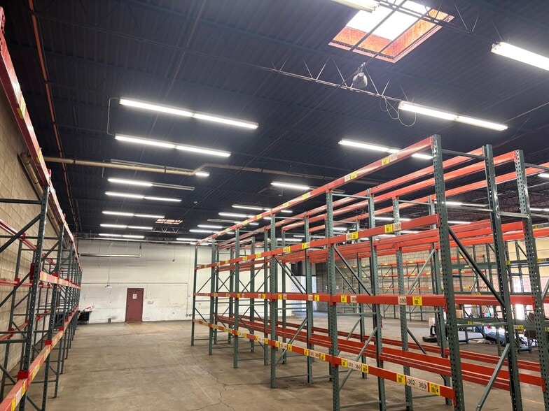1351 Armour Blvd, Mundelein, IL for lease - Building Photo - Image 2 of 3
