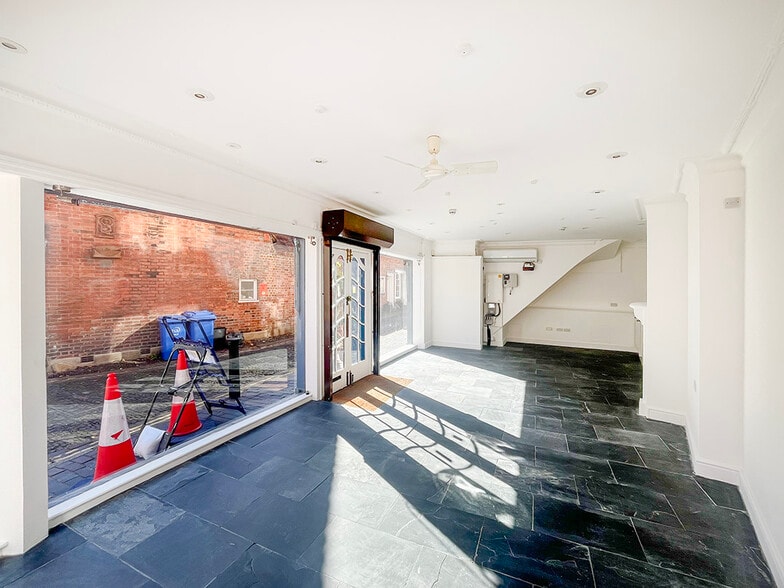 23 Downing St, Farnham for lease - Interior Photo - Image 2 of 7