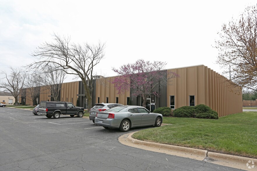 9900 Pflumm Rd, Lenexa, KS for lease - Building Photo - Image 1 of 2
