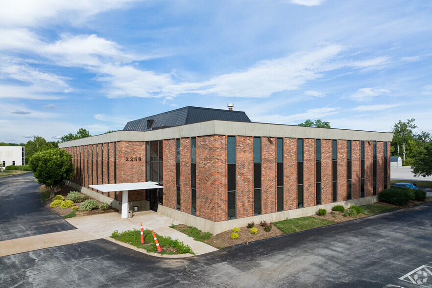 2258 Schuetz Rd, Maryland Heights, MO for lease - Building Photo - Image 1 of 4