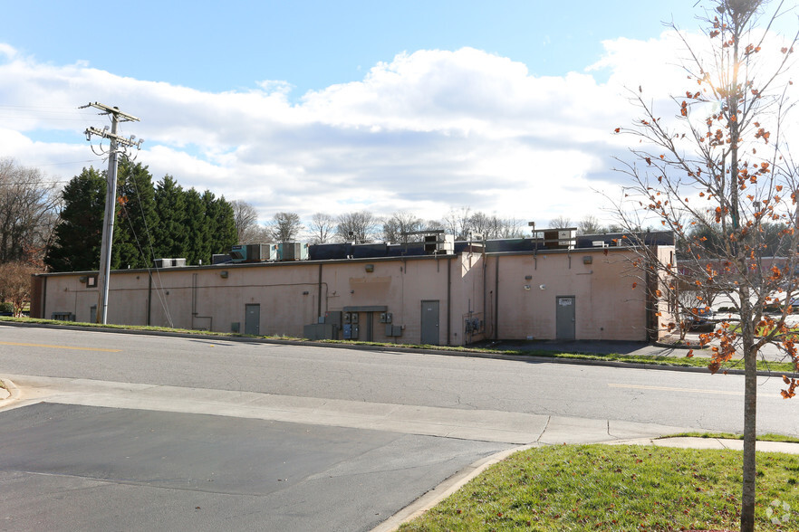 1540-1550 E Broad St, Statesville, NC for lease - Building Photo - Image 3 of 4