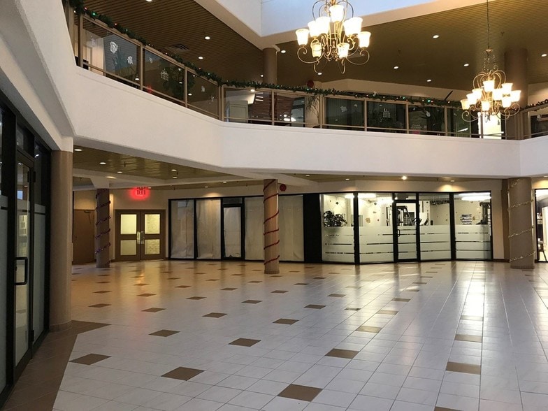 294-330 Talbot St, St Thomas, ON for lease - Interior Photo - Image 2 of 5