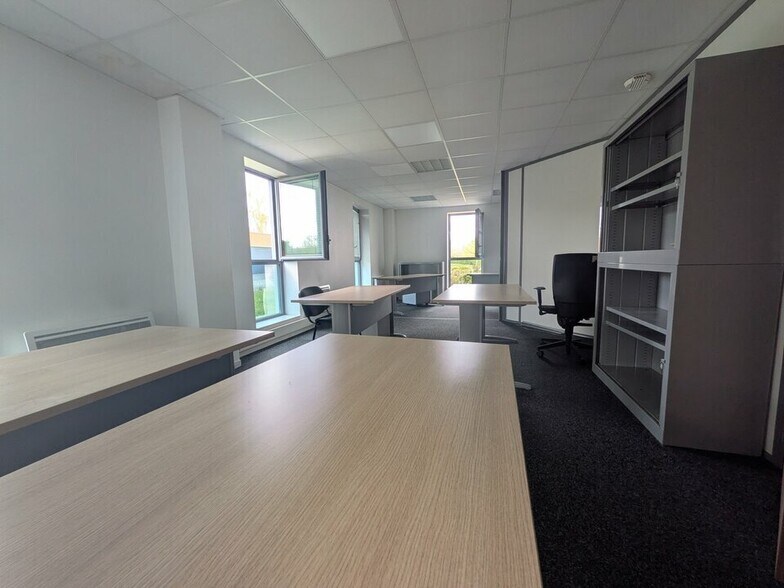 Office in Saint-Étienne-du-Rouvray for lease - Interior Photo - Image 3 of 4