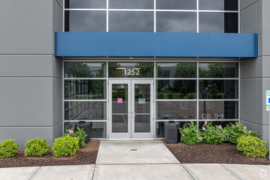1252 Pierson Dr, Batavia, IL for lease - Building Photo - Image 2 of 5
