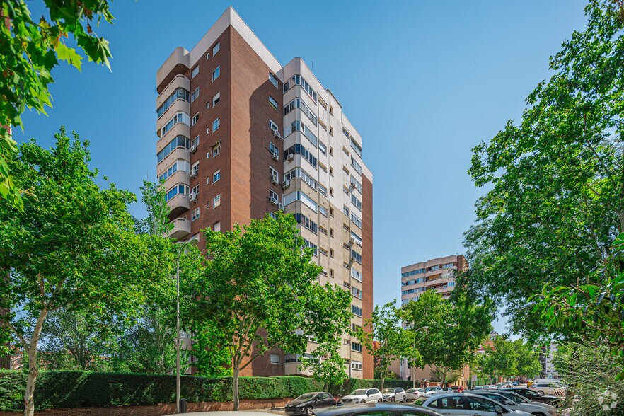 Multifamily in Madrid, Madrid for sale - Building Photo - Image 2 of 2