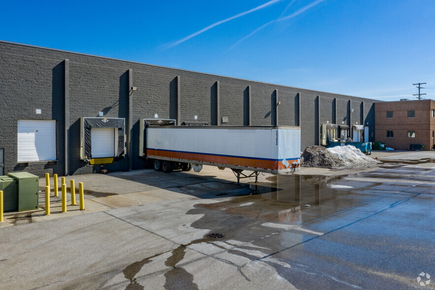 7025 W Parkland Ct, Milwaukee, WI for lease - Building Photo - Image 3 of 7