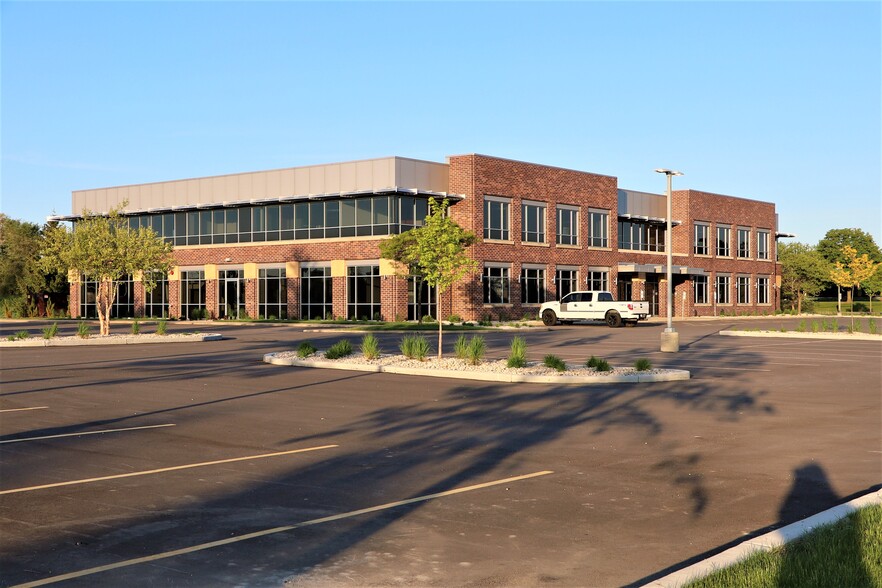 10375 N Baldev Ct, Mequon, WI for lease - Building Photo - Image 1 of 8