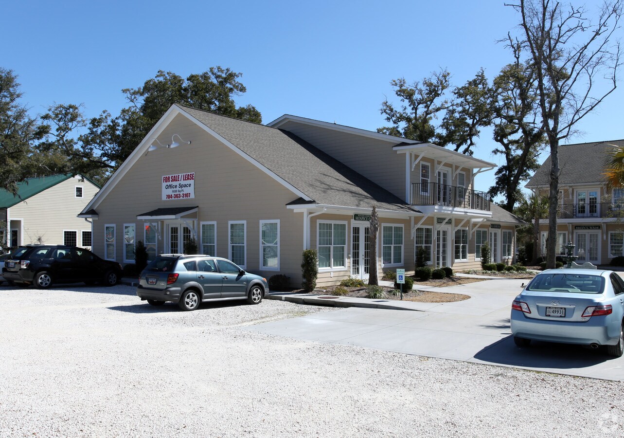 5182 Horry Dr, Murrells Inlet, SC 29576