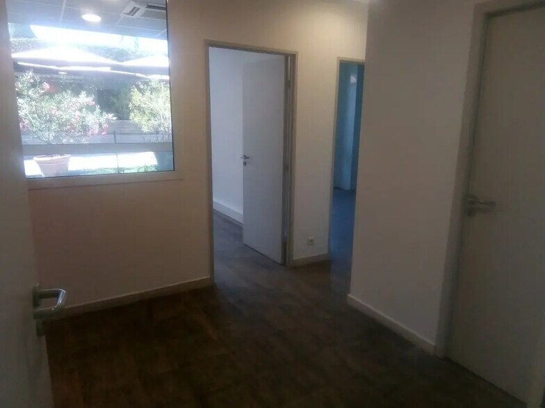 19 Rue Gaston Castel, Marseille for lease - Interior Photo - Image 3 of 5