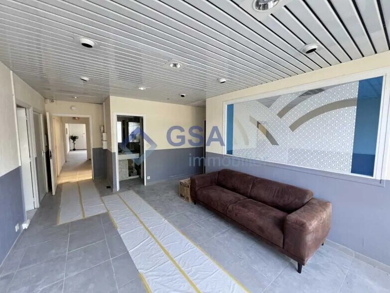 Office in Saint-Pierre-du-Perray for lease - Building Photo - Image 1 of 11