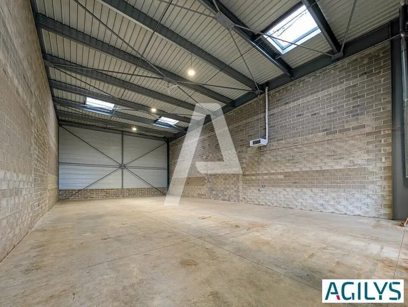 Location Local d'activités 450 m² - Photo 1