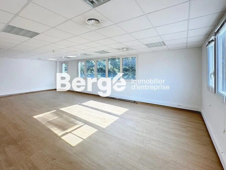 Office in Mougins for lease - Building Photo - Image 2 of 4
