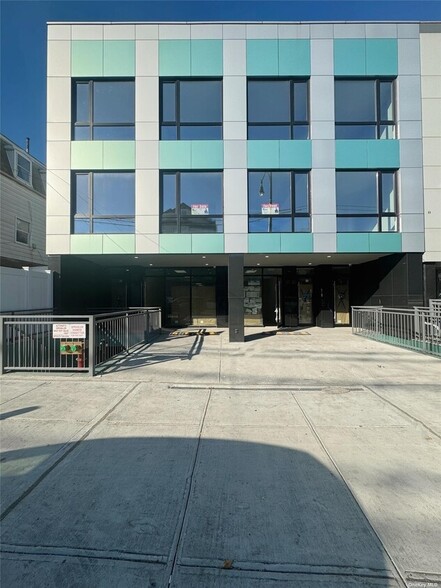 20-22 College Point Blvd, Flushing, NY for lease - Primary Photo - Image 1 of 6