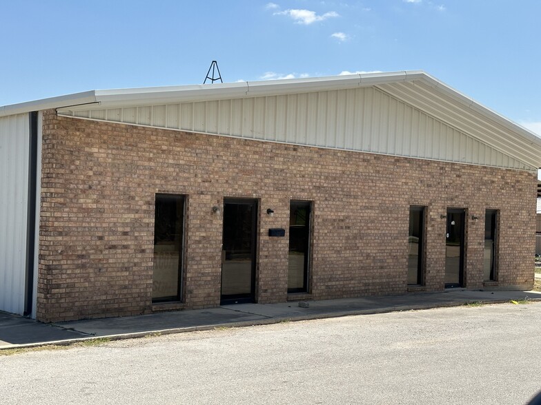 103 Turner Ln, Floresville, TX for lease - Building Photo - Image 3 of 4