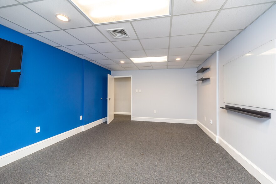 4-8 Meadowbrook Ln, Chalfont, PA for lease - Interior Photo - Image 3 of 13