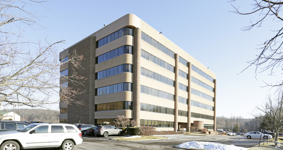 2000 Cliff Mine Rd, Pittsburgh, PA for lease - Building Photo - Image 3 of 8