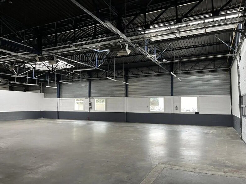 Office in Vénissieux for lease - Interior Photo - Image 3 of 8