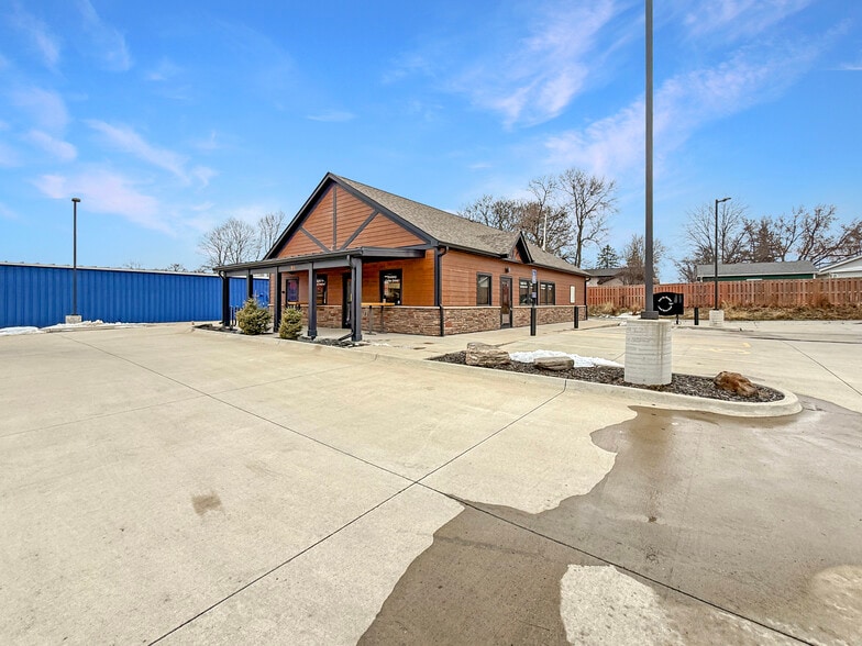 910 E 2nd Ave, Indianola, IA for sale - Building Photo - Image 2 of 27