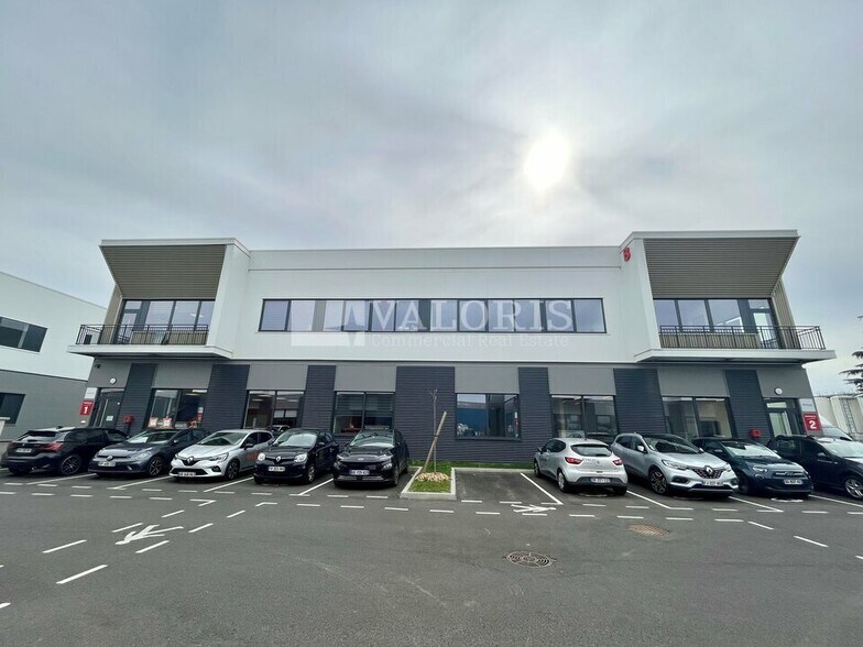 Flex in Chassieu for lease - Building Photo - Image 1 of 33