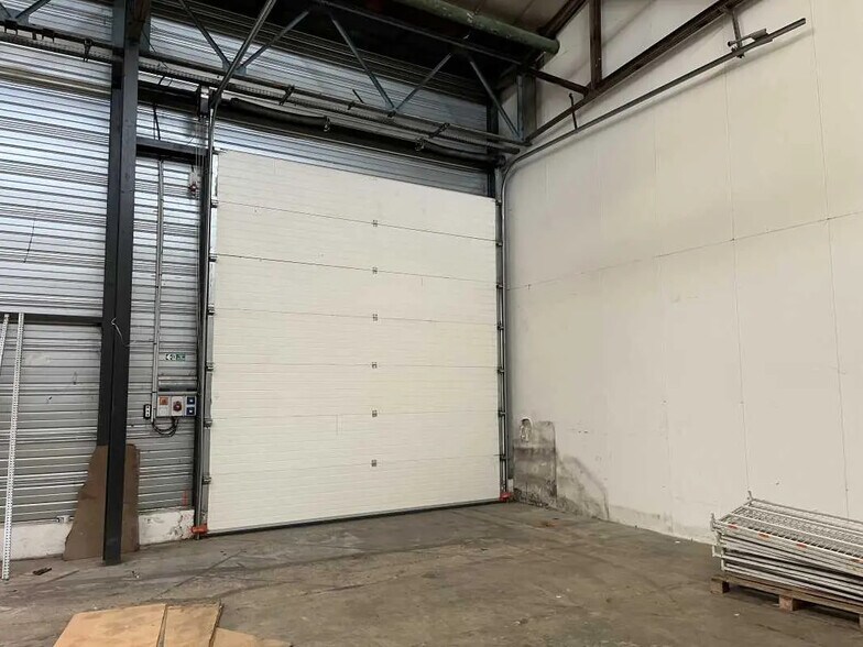 Flex in Montataire for lease - Interior Photo - Image 2 of 5