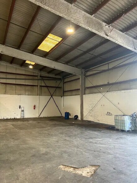 Industrial in Marseille for sale - Building Photo - Image 3 of 5