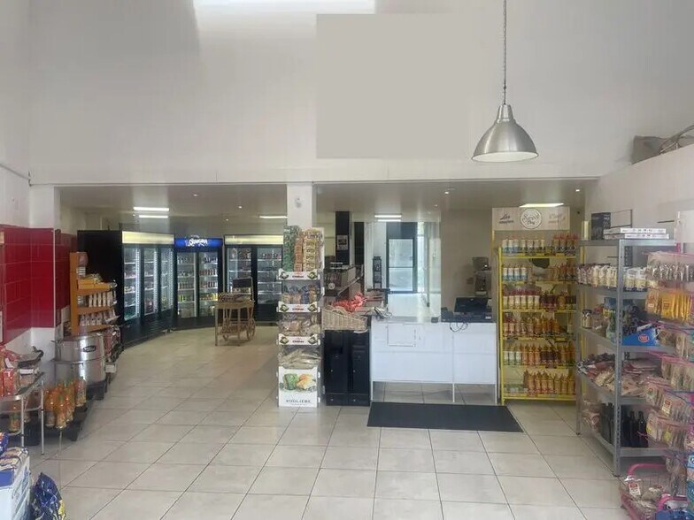 Retail in Plaisance-du-Touch for lease - Interior Photo - Image 1 of 3
