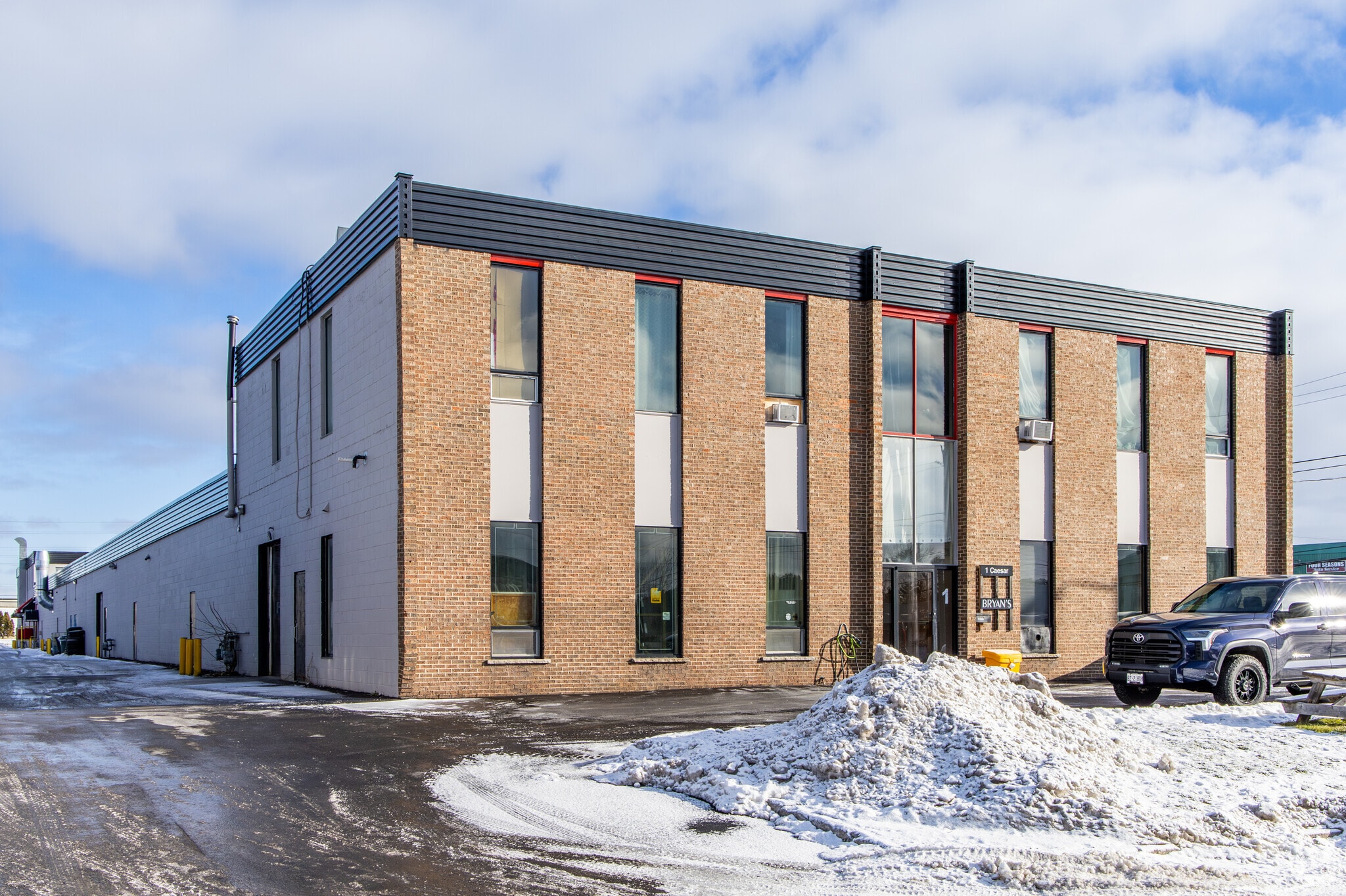 1-17 Cleopatra Dr, Ottawa, ON for sale Primary Photo- Image 1 of 1