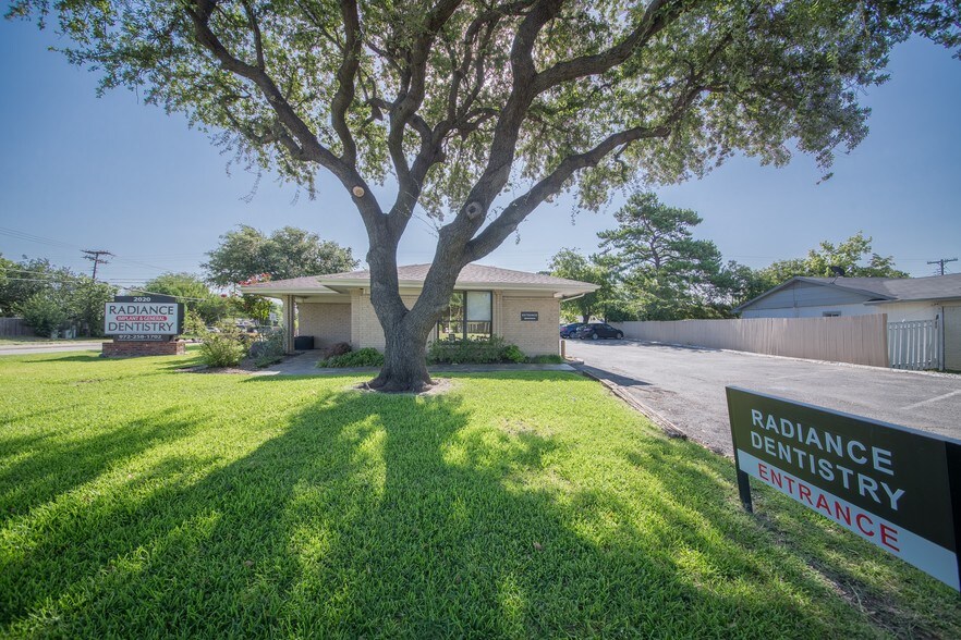 2020 W Rochelle Rd, Irving, TX for sale - Building Photo - Image 1 of 1