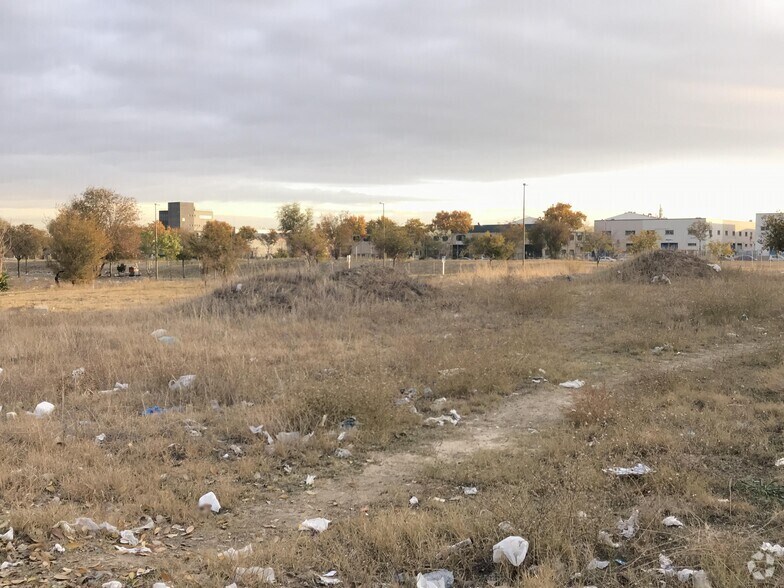 Calle de Piñuécar, 33, Madrid, Madrid for sale - Primary Photo - Image 1 of 3