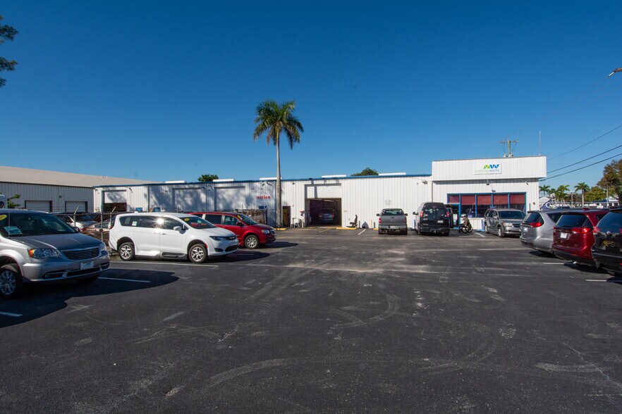 1925 N 10th Ave, Lake Worth, FL for sale - Primary Photo - Image 1 of 13