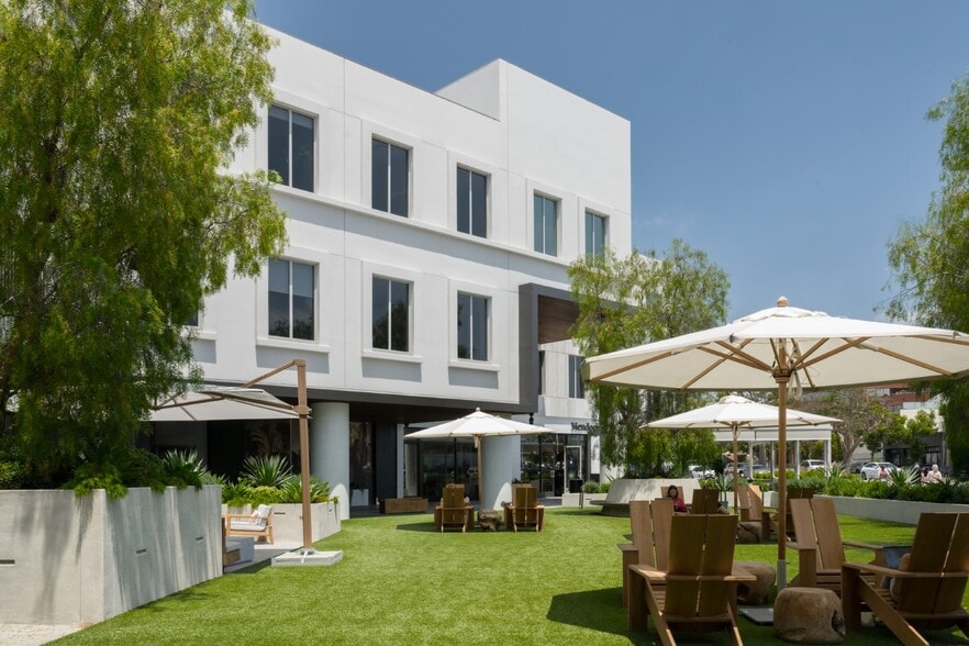 11911 San Vicente Blvd, Los Angeles, CA for lease - Building Photo - Image 1 of 31