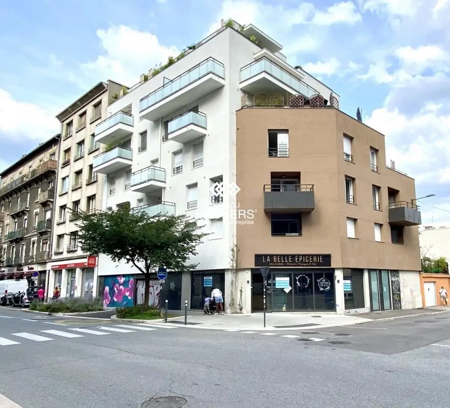 Retail in Grenoble for lease Building Photo- Image 1 of 9