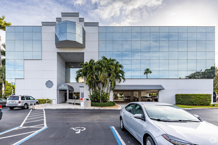 800 E Cypress Creek Rd, Fort Lauderdale, FL for lease - Building Photo - Image 1 of 3