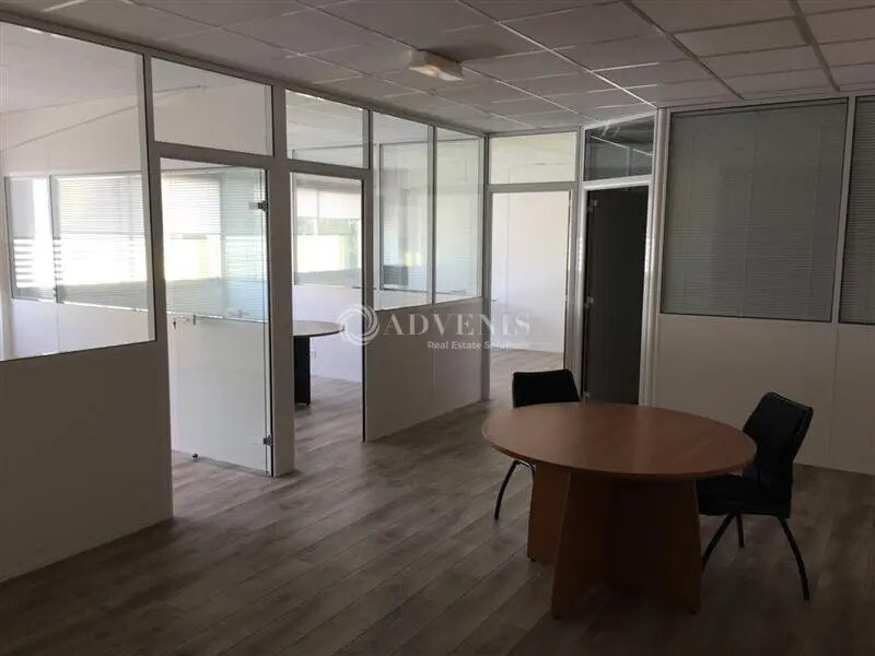 Office in Trappes for lease Interior Photo- Image 1 of 3