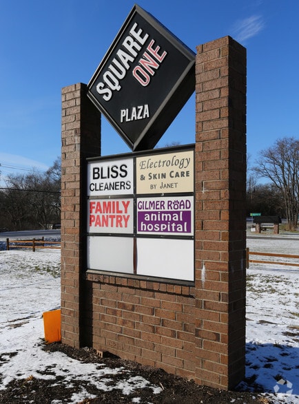 21189-21200 Commercial Dr, Mundelein, IL for lease - Building Photo - Image 2 of 3