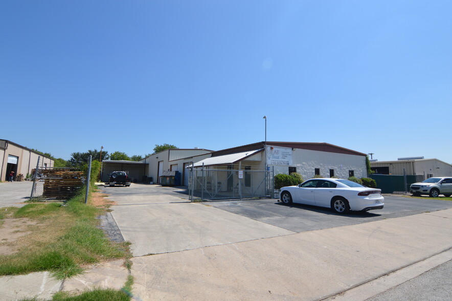 116 Commercial Pl, Schertz, TX for lease - Building Photo - Image 2 of 4