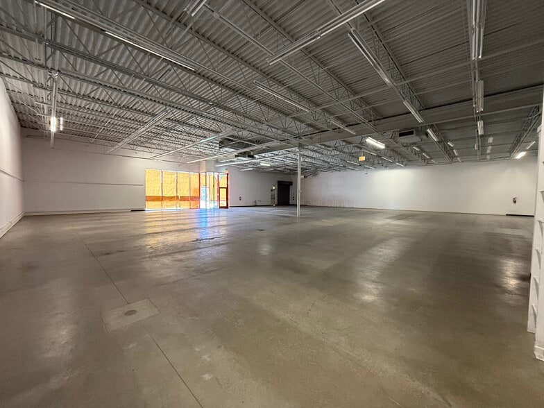 3016 W Peterson Ave, Chicago, IL for lease - Interior Photo - Image 3 of 11