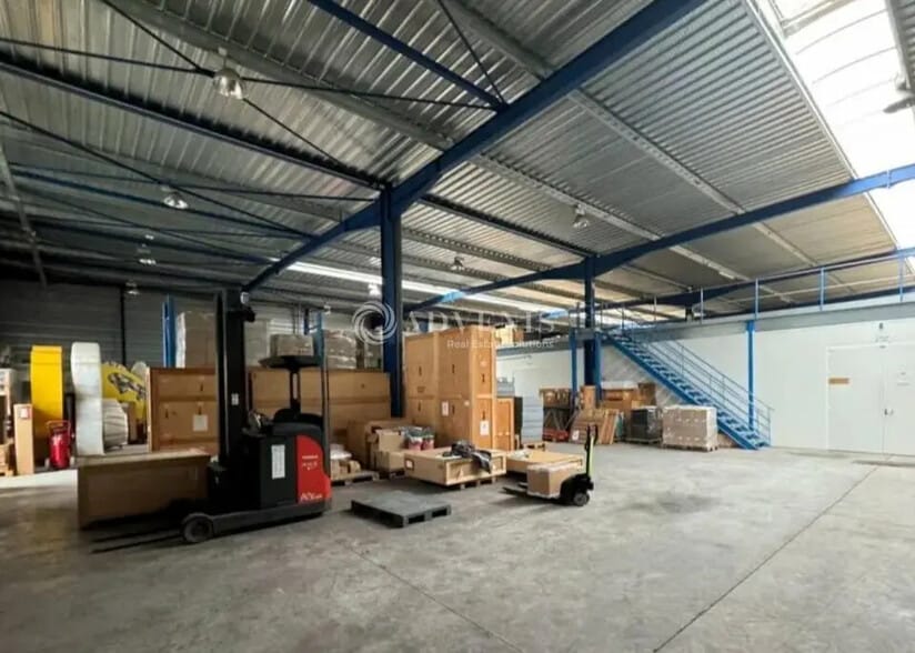 Flex in Champcueil for lease - Building Photo - Image 3 of 8