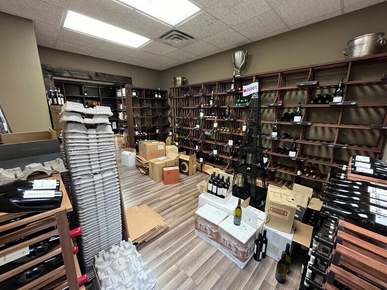 910 Sherwood Dr, Lake Bluff, IL for lease - Interior Photo - Image 3 of 7