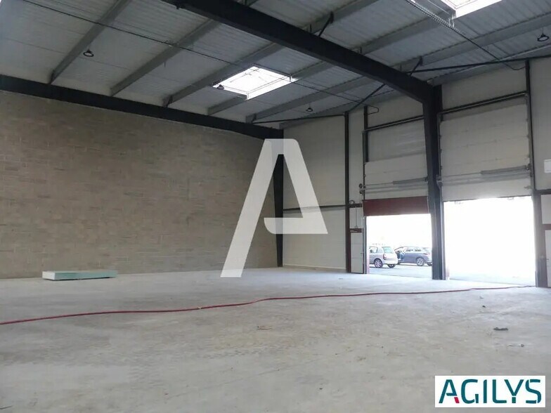 Flex in Saint-Pierre-du-Perray for lease - Interior Photo - Image 1 of 6