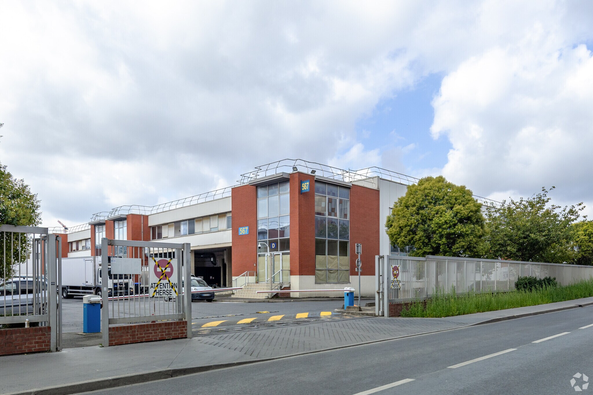 Flex in Saint-Ouen-sur-Seine for lease Primary Photo- Image 1 of 3