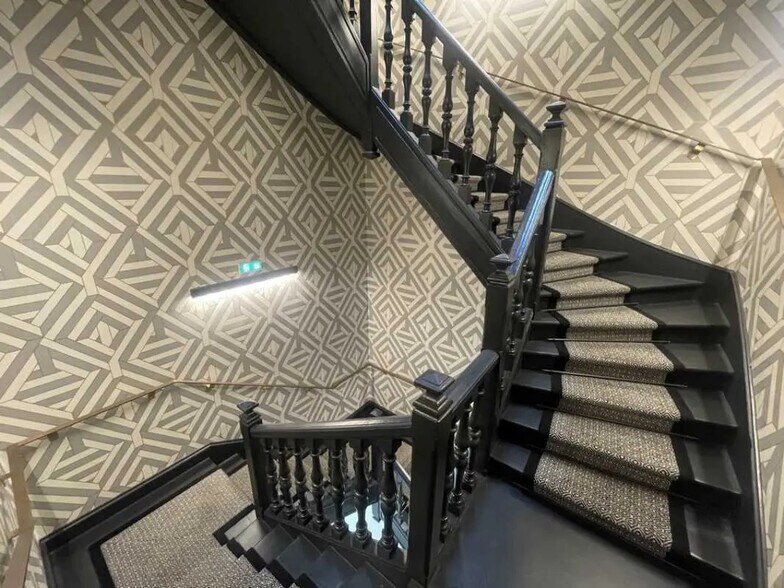 60 Rue Jouffroy D'Abbans, Paris for lease - Building Photo - Image 3 of 21