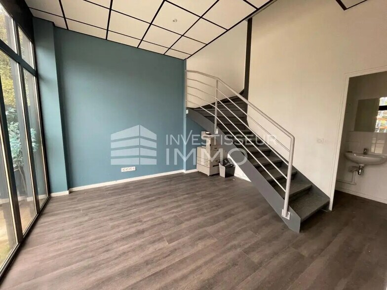 Office in Brie-Comte-Robert for lease - Interior Photo - Image 2 of 4