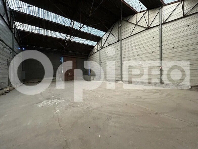 Flex in Beauvais for lease - Interior Photo - Image 2 of 5