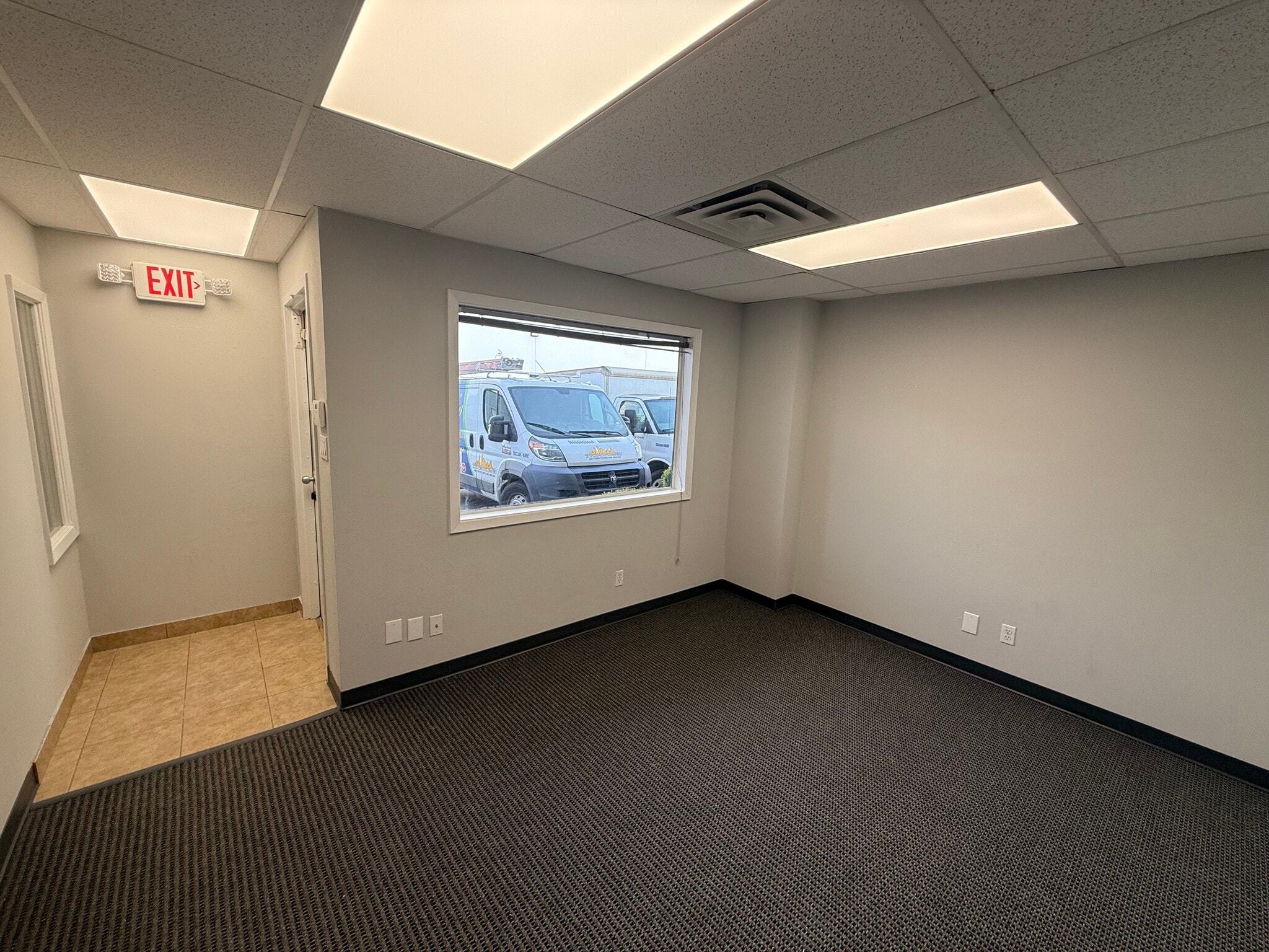 1663 Hickory Dr, Haltom City, TX for lease Interior Photo- Image 1 of 6