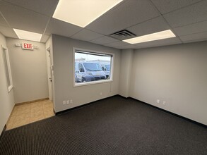 1663 Hickory Dr, Haltom City, TX for lease Interior Photo- Image 1 of 6