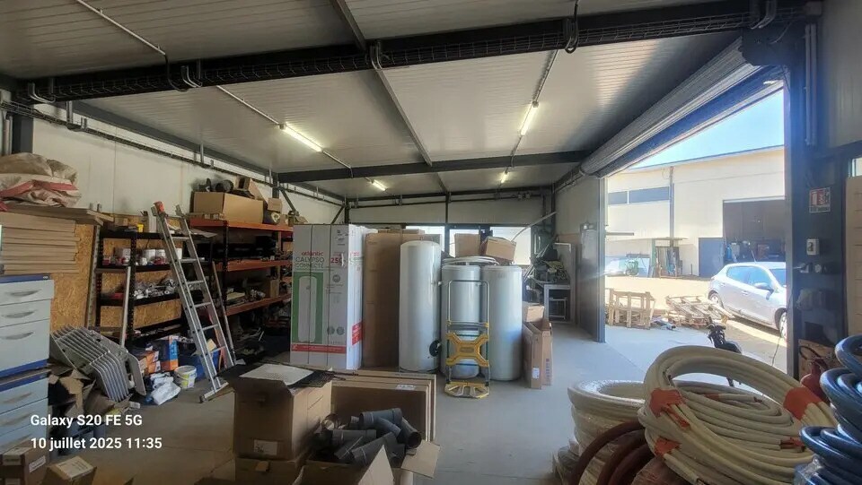 Flex in Petit-Couronne for lease - Interior Photo - Image 2 of 5