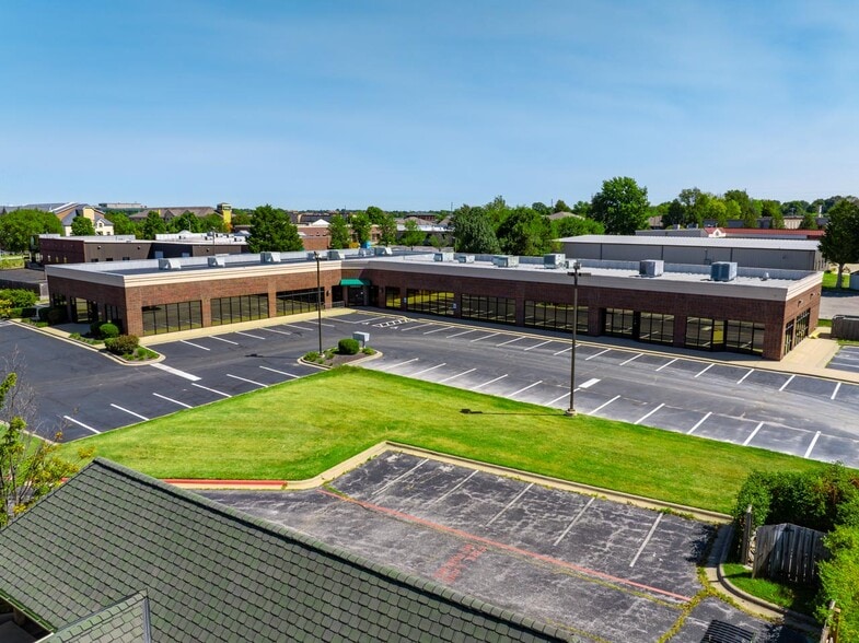 4124 S McCann Ct, Springfield, MO for sale - Primary Photo - Image 1 of 44