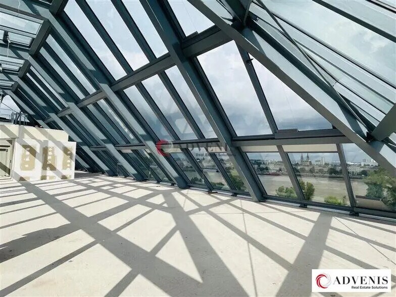 Office in Bordeaux for sale - Interior Photo - Image 2 of 8