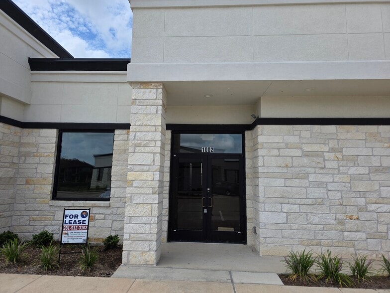 5501 Cabrera Dr, Sugar Land, TX for lease - Building Photo - Image 2 of 6